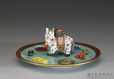 图片[2]-Incense stick holder in the shape of a Treasure Horse with the Eight Treasures in famille rose on a green ground, Qing dynasty, Qianlong reign (1736-1795)-China Archive